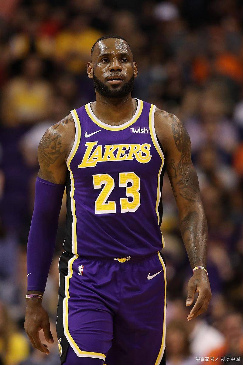 299场，巴尔韦德距离皇马正式比赛300场里程碑只差一场