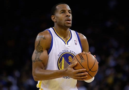 球场大脑丨深度解析湖人困局：防守堪称万人捅，只靠进攻争冠没戏！